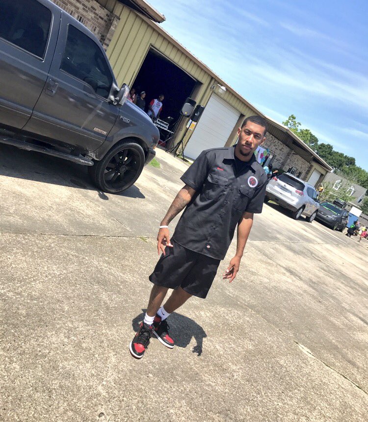 papiran7's tweet image. I'm a college student just trying to be great. I have my own car tinting/customization shop. Please RT me, next customer may be on your TL.