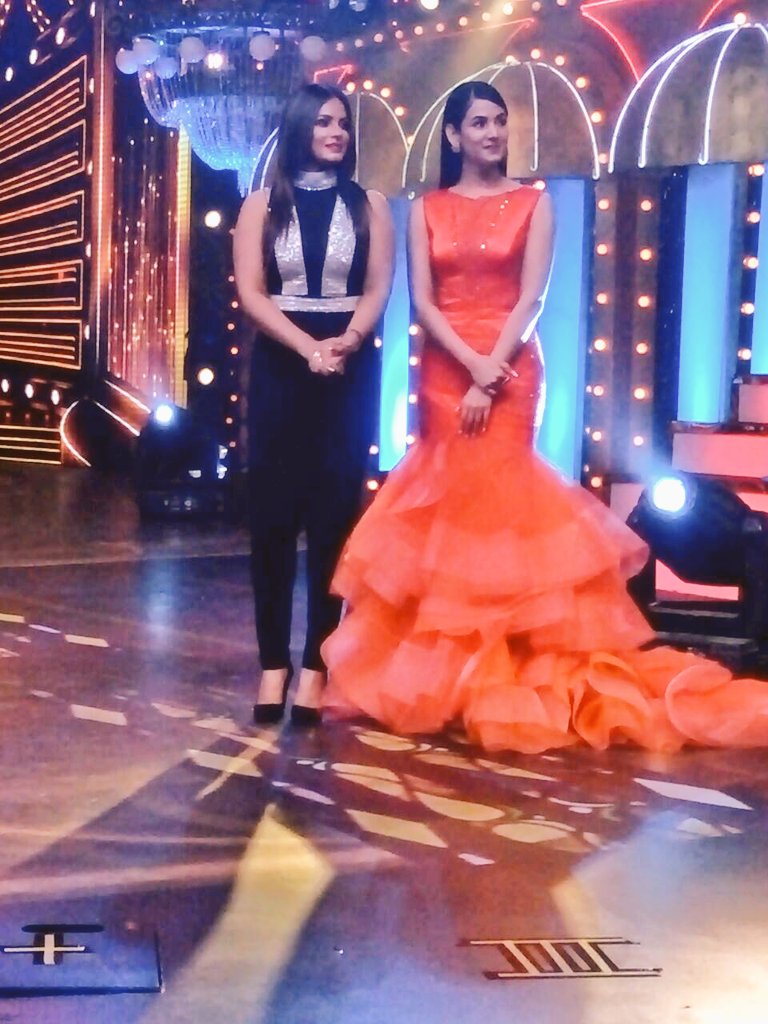nituchandra's tweet photo. On stage wd @sonalchauhan7 #BigZeeEntertainmentAwards2017 #Yrfstudios we were best of buddies in seconds! #Filmindustry is family ❤😁 #sweet https://t.co/8zYwIjwoNN