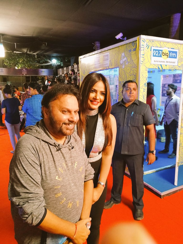 nituchandra's tweet photo. On stage wd @sonalchauhan7 #BigZeeEntertainmentAwards2017 #Yrfstudios we were best of buddies in seconds! #Filmindustry is family ❤😁 #sweet https://t.co/8zYwIjwoNN