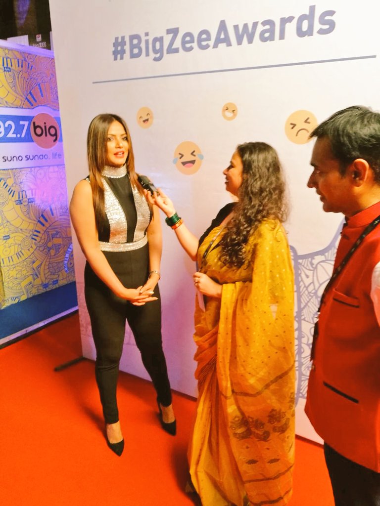nituchandra's tweet photo. On stage wd @sonalchauhan7 #BigZeeEntertainmentAwards2017 #Yrfstudios we were best of buddies in seconds! #Filmindustry is family ❤😁 #sweet https://t.co/8zYwIjwoNN