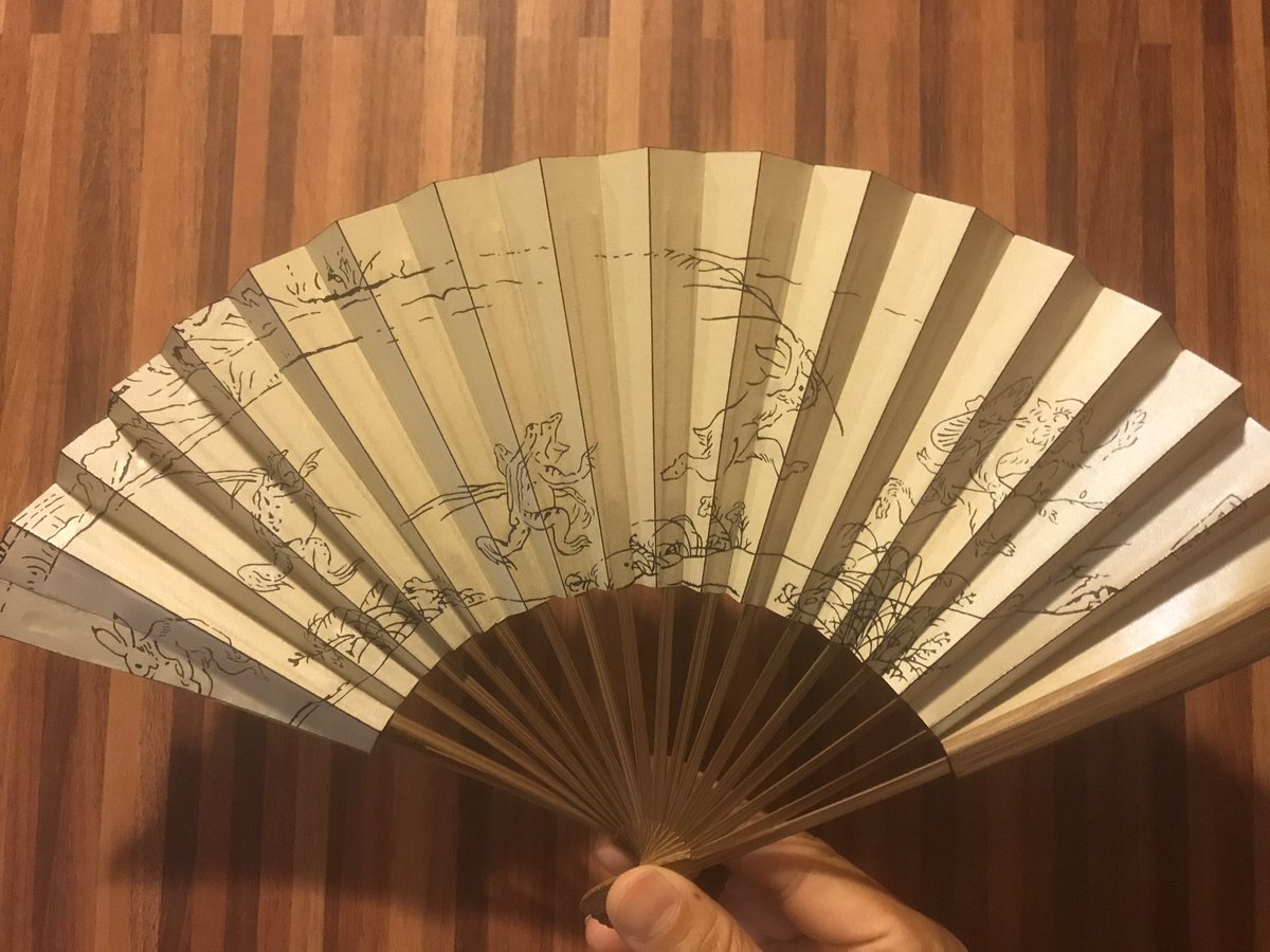松尾 貴史 年近く愛用している ポケット扇子 が傷んできたので新しく注文 今しがた届きました 文字通り軽くポケット に入るサイズで 引き伸ばして広げると普通サイズの扇子に 今回は 鳥獣戯画 デザインのものを T Co Xdjbb2sx6a Twitter