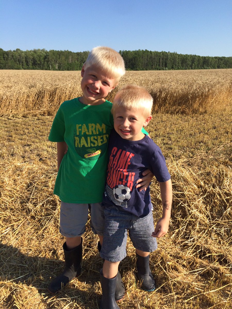 theFarmWifeLife's tweet photo. Fun start to #Harvest17 
@JRDFarms https://t.co/I2EcMvZwct