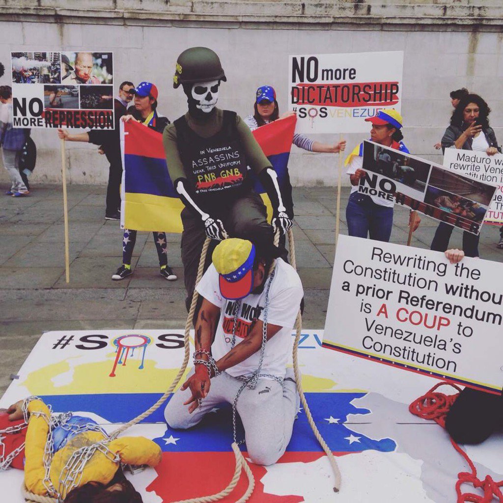 rctv's tweet photo. Protesta de venezolanos en Londres, ayer. Vía @Luciernaga0412 https://t.co/mOXZK2QYTV