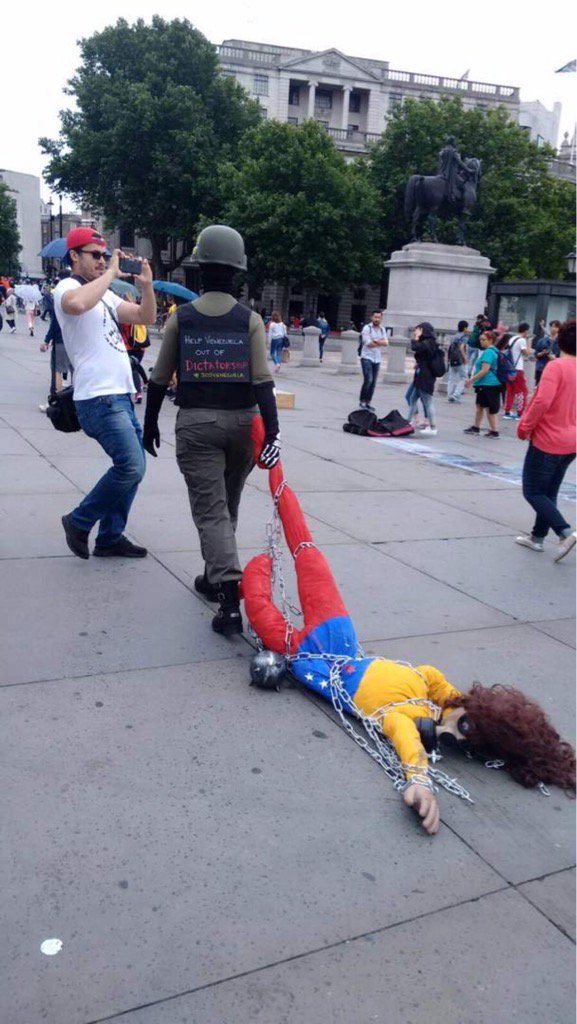 rctv's tweet photo. Protesta de venezolanos en Londres, ayer. Vía @Luciernaga0412 https://t.co/mOXZK2QYTV