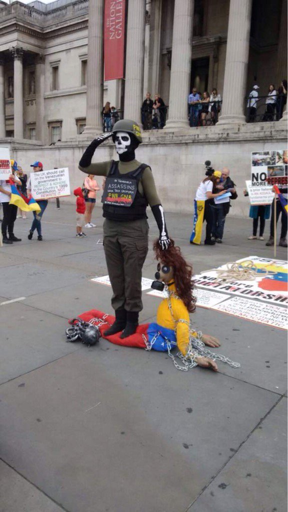 rctv's tweet photo. Protesta de venezolanos en Londres, ayer. Vía @Luciernaga0412 https://t.co/mOXZK2QYTV