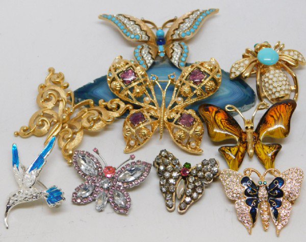 CadeauxUnique's tweet photo. #CadeauxUniqueAustin also offer vintage jewelry including brooches, pins, and necklaces.  We love everything #butterfly #vintage #brooches. https://t.co/VMUB1nsnEO