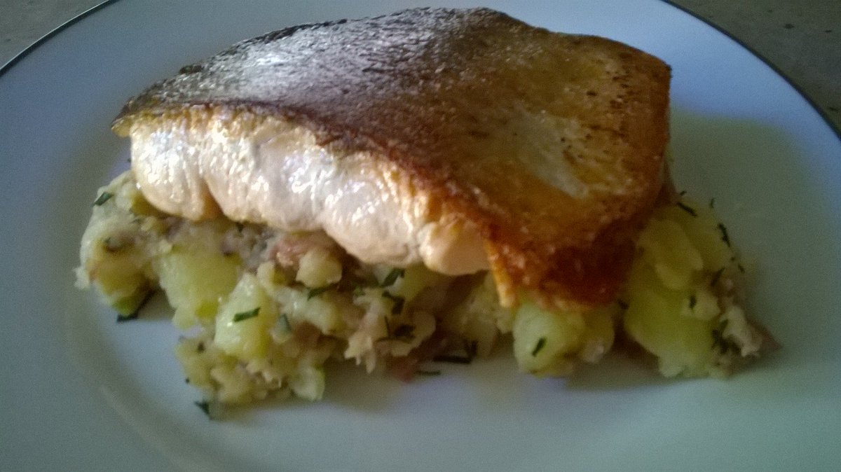 AmberBoyce3's tweet photo. Just cooked 'Aaron's Salmon and Mooshed Potatoes'  - YUM!  Great recipe @BlindWaveProd #CookingWithBlindWave https://t.co/wvdnCvVkyC https://t.co/pPlCfpwtnI
