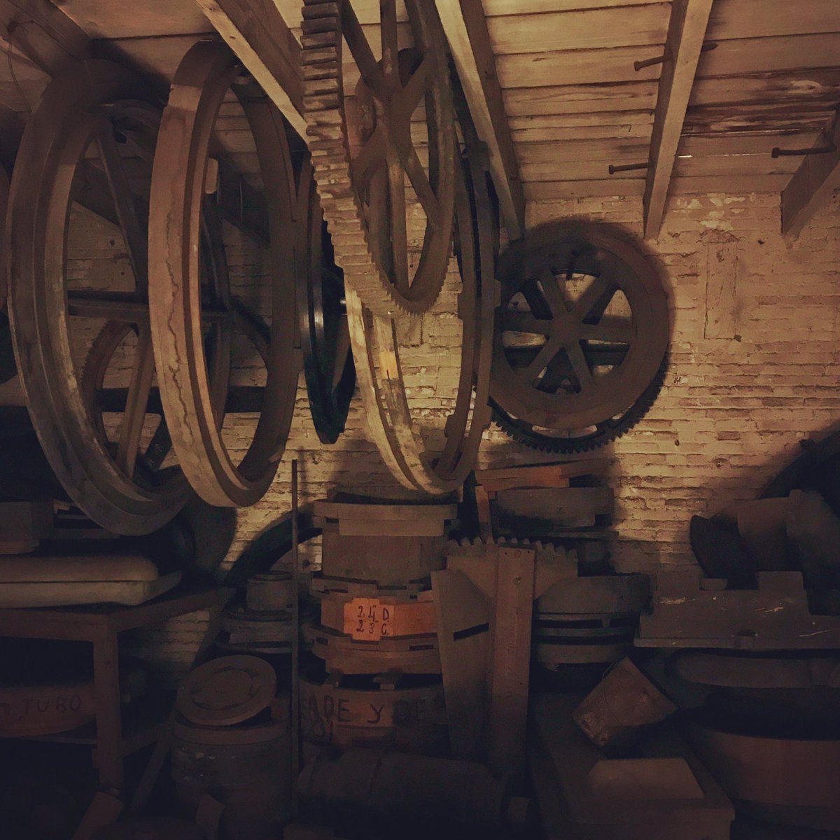 mark_leyva's tweet photo. Engranes secretos #mina  #engranajes #historia #tlalpujahua #museo #antiguo #gears #museum #oldmine #brickswall #oldgears #history https://t.co/alR6bzsrIi
