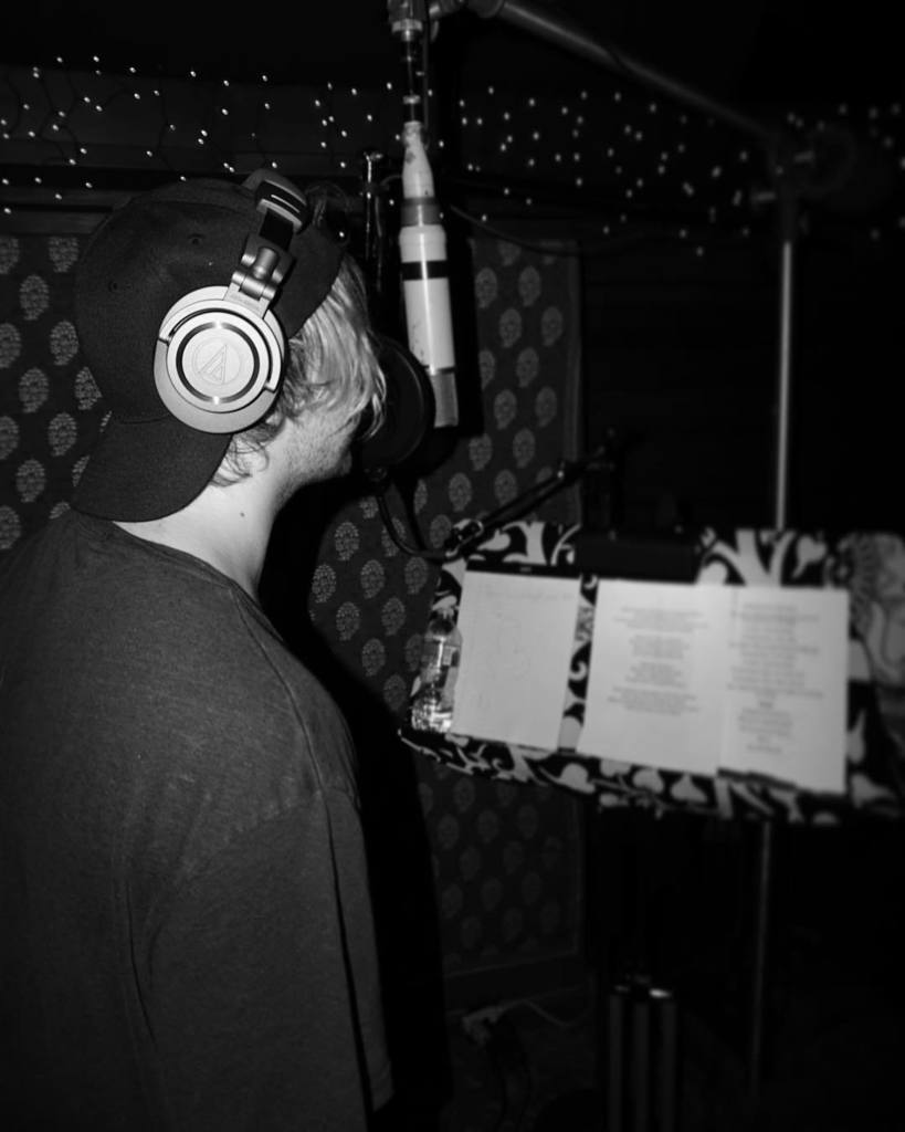 Michael5SOS's tweet photo. recordin' the new shit. 📸@ashtonirwin https://t.co/yjnKDEN6KV