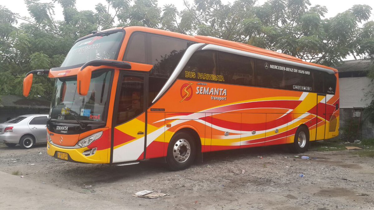 CjdwTrans's tweet photo. 1 unit hdd semanta trip to anyer,smoga lantjar jaya sampe slesai hari ni😁😂
#sewabus
#buspariwisata
#semanta
#jakarta
#cjdwtrans https://t.co/XGomeHkGcc