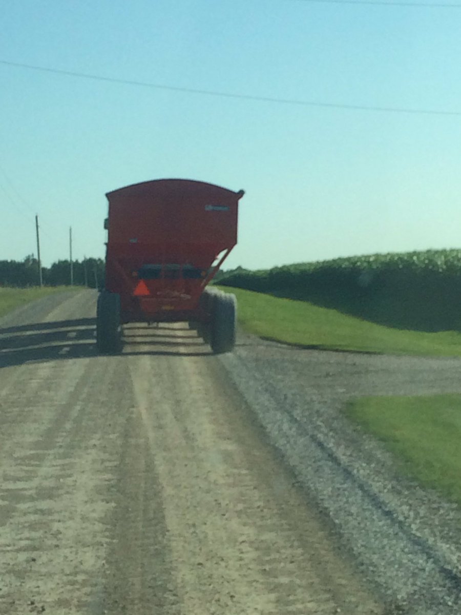 #wheat17 is in full swing, please give yourself room, only pass when safe and respect slow moving vehicles #safetyonthefarm #wheat17