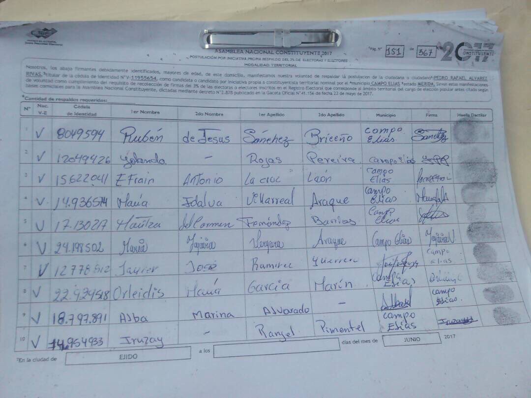 AndrewsAbreu's tweet photo. #FALSO No son cuadernos de votación que sacaron tras la quema de equipos electores, Son planillas para candidatos a la Constituyente... https://t.co/s5GDHSyP0q