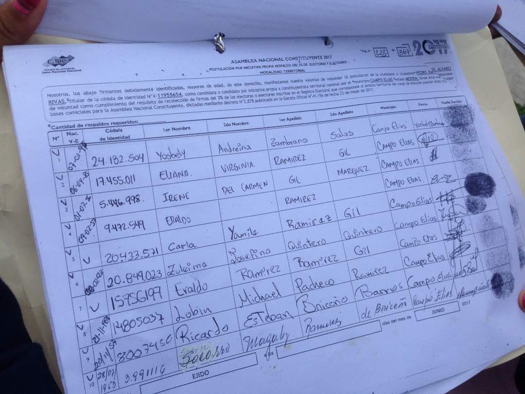 AndrewsAbreu's tweet photo. #FALSO No son cuadernos de votación que sacaron tras la quema de equipos electores, Son planillas para candidatos a la Constituyente... https://t.co/s5GDHSyP0q