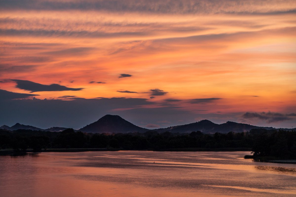 murphychatt's tweet image. The #sunset #sky over Pinnacle Mtn looks pretty cool this evening. #clouds