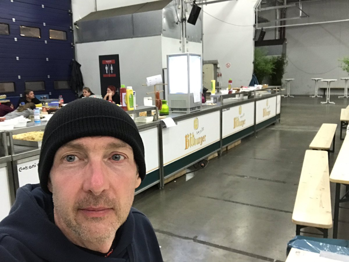 3:45 Uhr ist der Publikumsverkehr im Cateringbereich doch überschaubar 😉#radamring