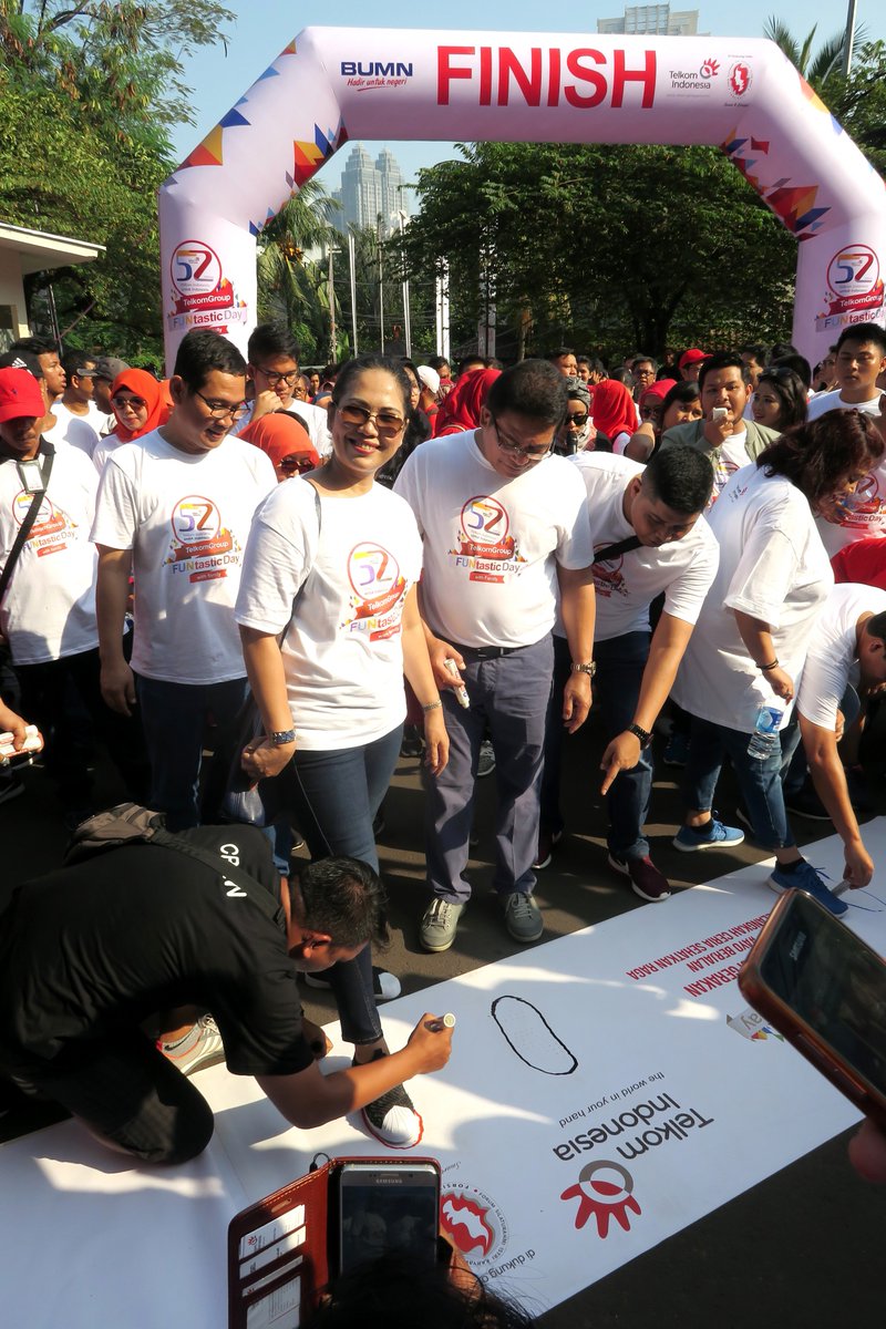 TelkomIndonesia's tweet photo. Penandatanganan deklarasi gerakan #AyoBerjalan oleh Bpk. Alex J.Sinaga selaku CEO Telkom beserta Isteri, Ibu Evelita Sinaga. https://t.co/fETmklINXx