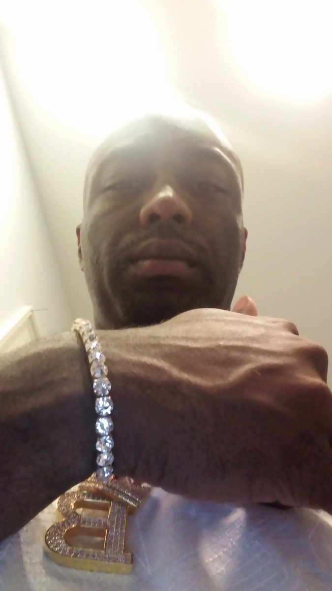 trapabe's tweet image. cooln it...👑👑👑