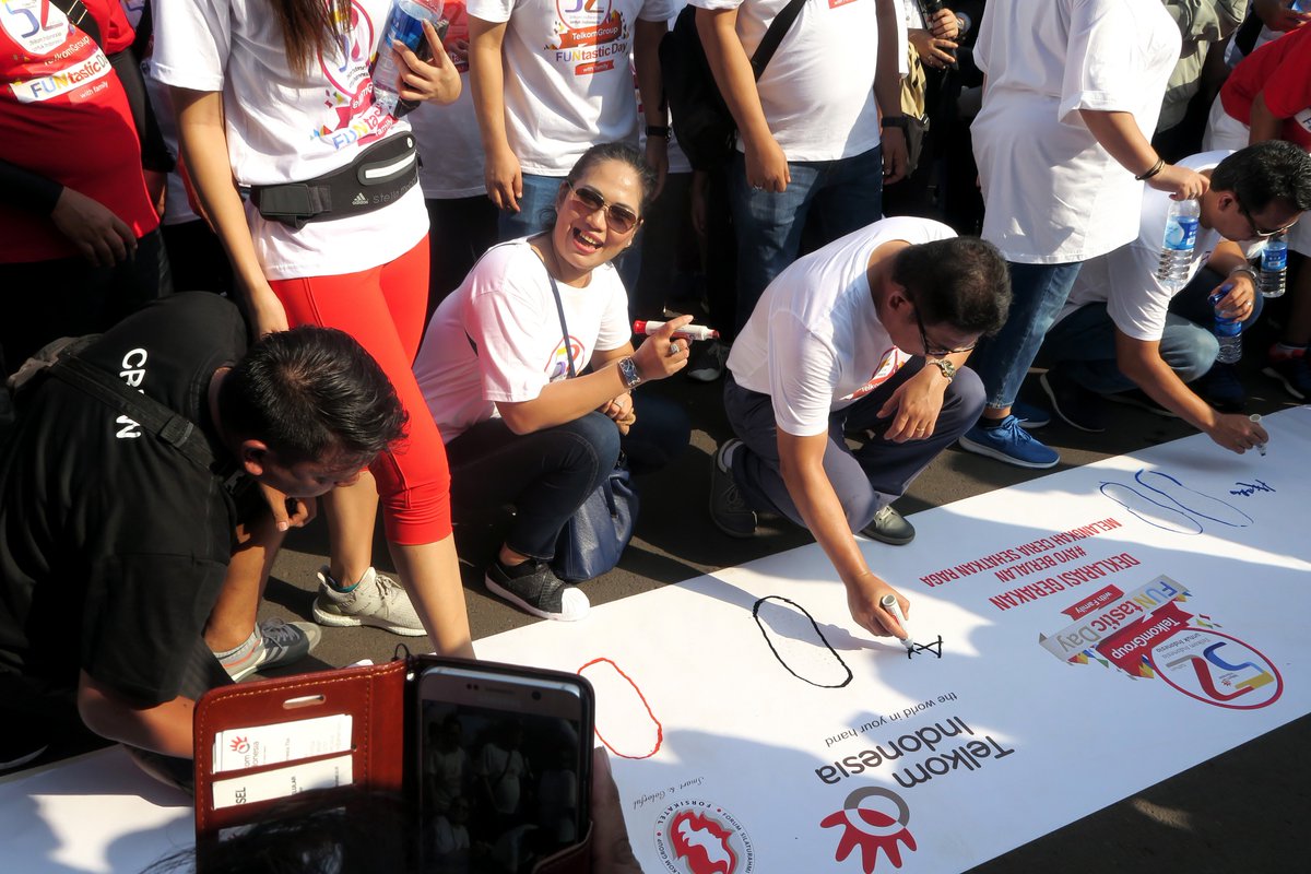 TelkomIndonesia's tweet photo. Penandatanganan deklarasi gerakan #AyoBerjalan oleh Bpk. Alex J.Sinaga selaku CEO Telkom beserta Isteri, Ibu Evelita Sinaga. https://t.co/fETmklINXx
