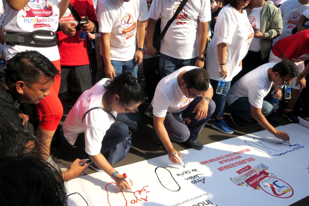 Penandatanganan deklarasi gerakan #AyoBerjalan oleh Bpk. Alex J.Sinaga selaku CEO Telkom beserta Isteri, Ibu Evelita Sinaga.