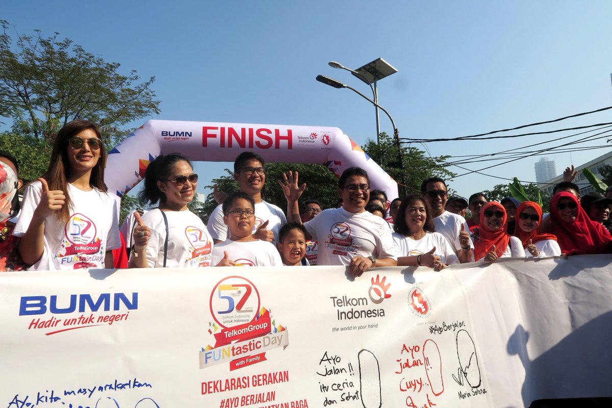 Menuju Indonesia sehat! Deklarasi gerakan #AyoBerjalan yang ditanda tangani bersama di FUNtastic Day Telkom Indonesia.