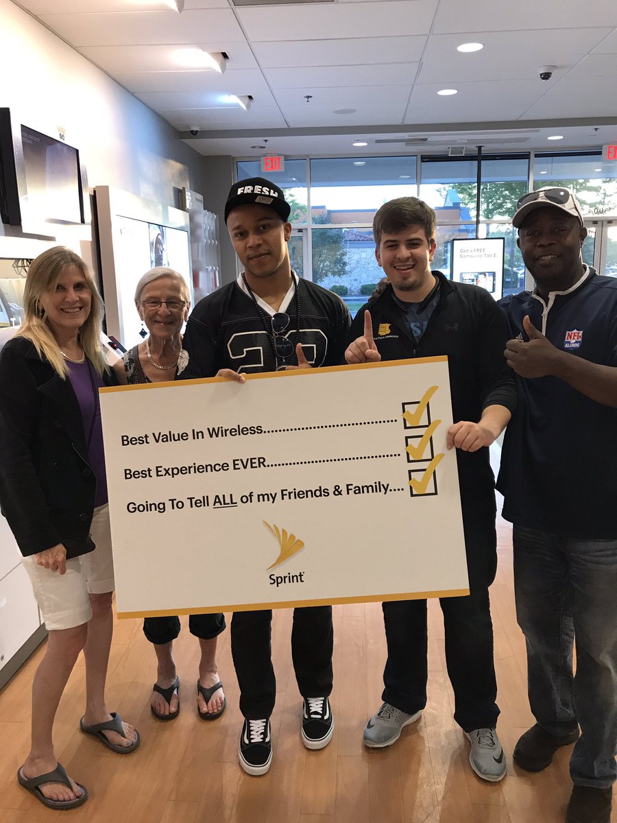 Sprint says thanks! To an awesome family and for the countless years with sprint! #SprintSaysThanks <a href="/LangerSprint/">Luke Langer</a> @DCalzone77 <a href="/JGSprintWest/">JGSprintWest</a>