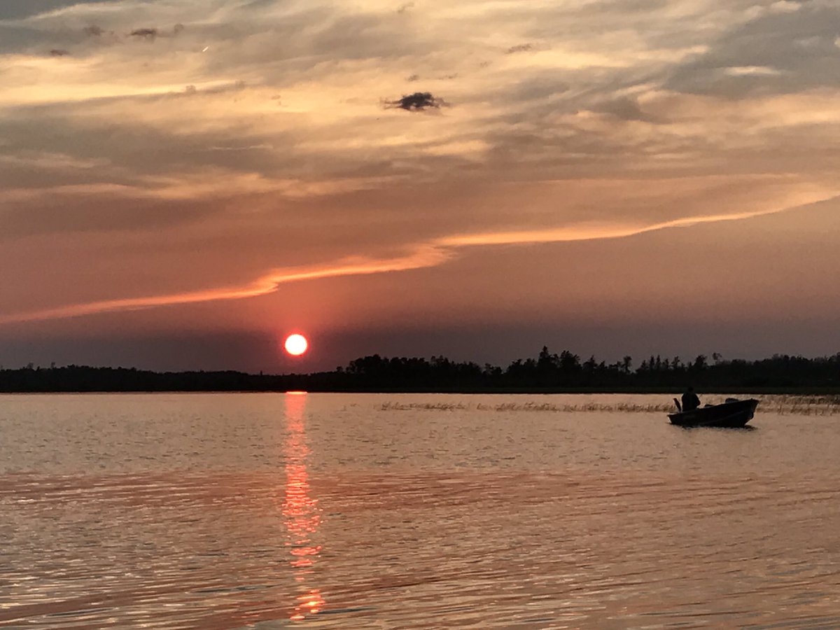 DougCrabb's tweet photo. @MiltStegallTSN @CFL I watch most games... but not tonight. #sunset https://t.co/0sRdKKkl27