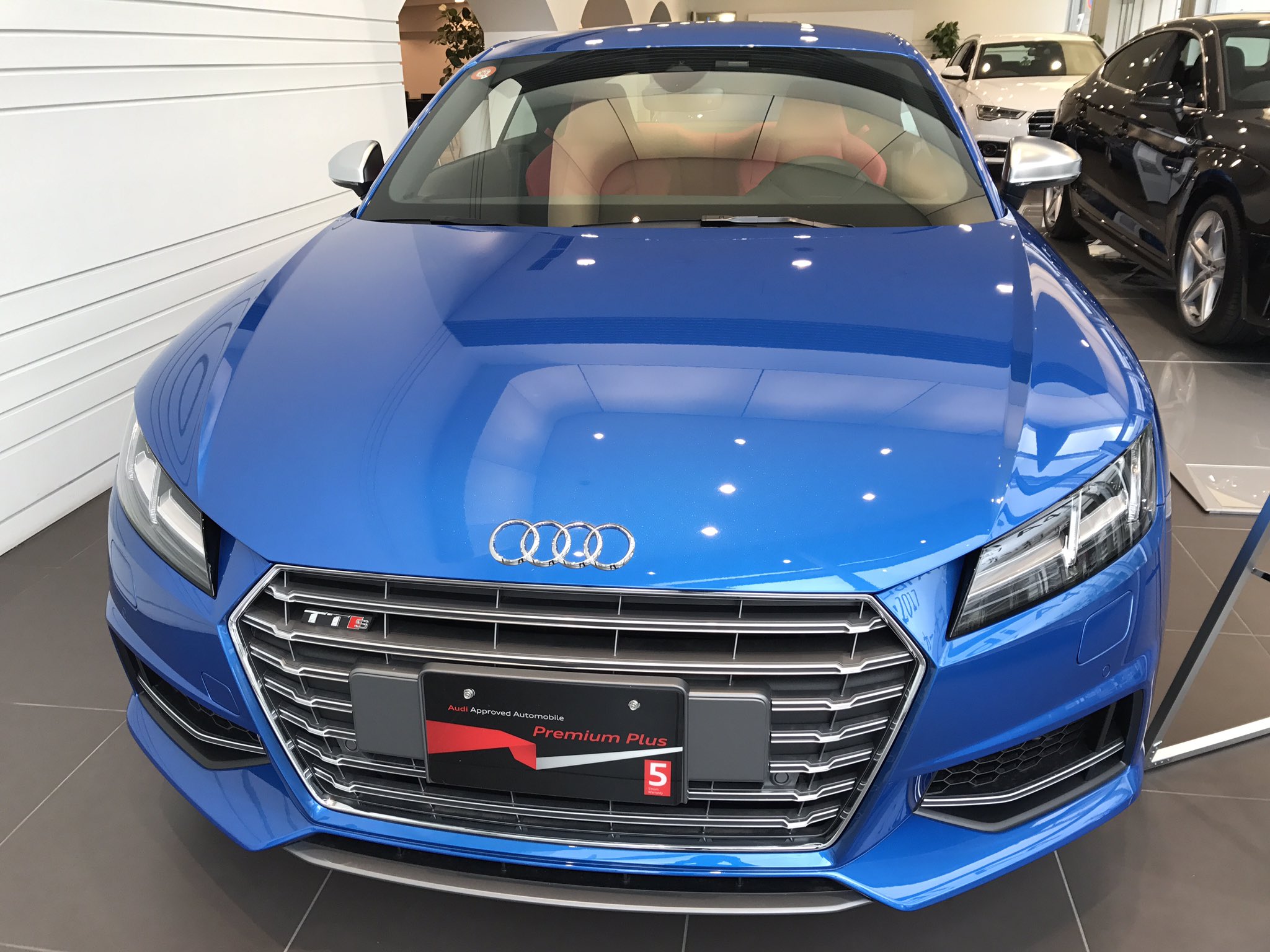 تويتر Audi City 紀尾井町 على تويتر アウディ六本木です 緊急企画 期間限定で登録済未使用車の展示を行っております ノガロブルーにレッドのシート ステッチで左ハンドルのttsです オーダー車両のため貴重な1台です 価格も特別プライスになっております