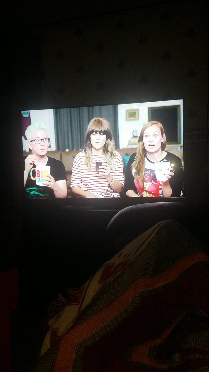 PsychoWire123's tweet photo. A fun binge watching night!! @tyleroakley @gracehelbig @mametown https://t.co/A3cjk4Hax8