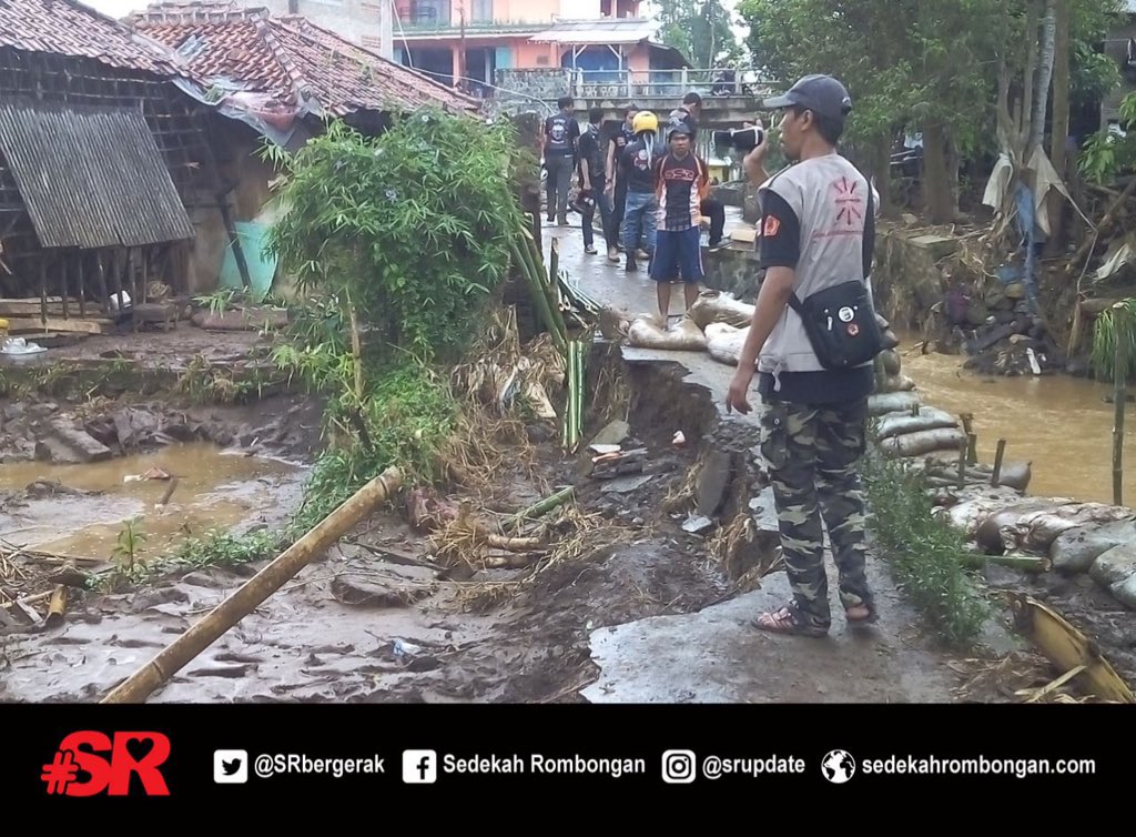 AzepBima's tweet photo. @SRbergerak Kurir #SRbandung survey langsung ke lokasi sebelum memberi bantuan utk korban banjir bandang.
@seman6amiladsr https://t.co/LQJbnPMCbg