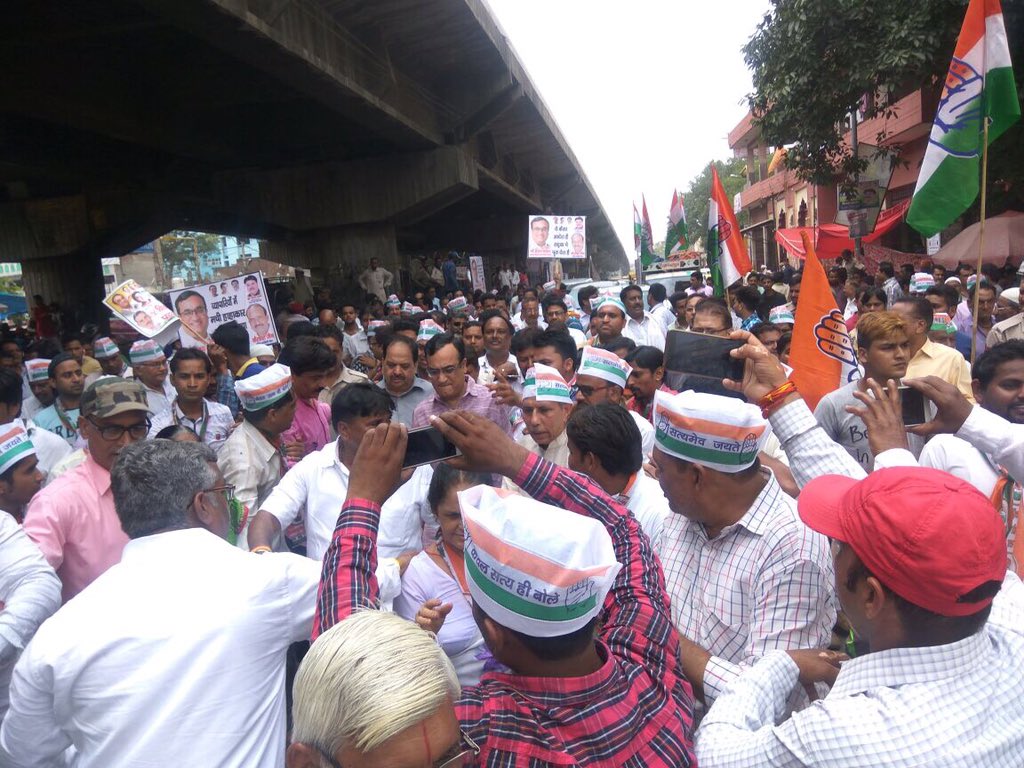 ajaymaken's tweet photo. मंहगाई कैसे करें सहन,
GST एवं महंगाई का पुतला देहन।

आज से दिल्ली के 42 प्रमुख मार्केटों मे @INCDelhi का प्रदर्शन!

टिम्बर मार्केट लोनी रोड! https://t.co/UkON4Bdqiq