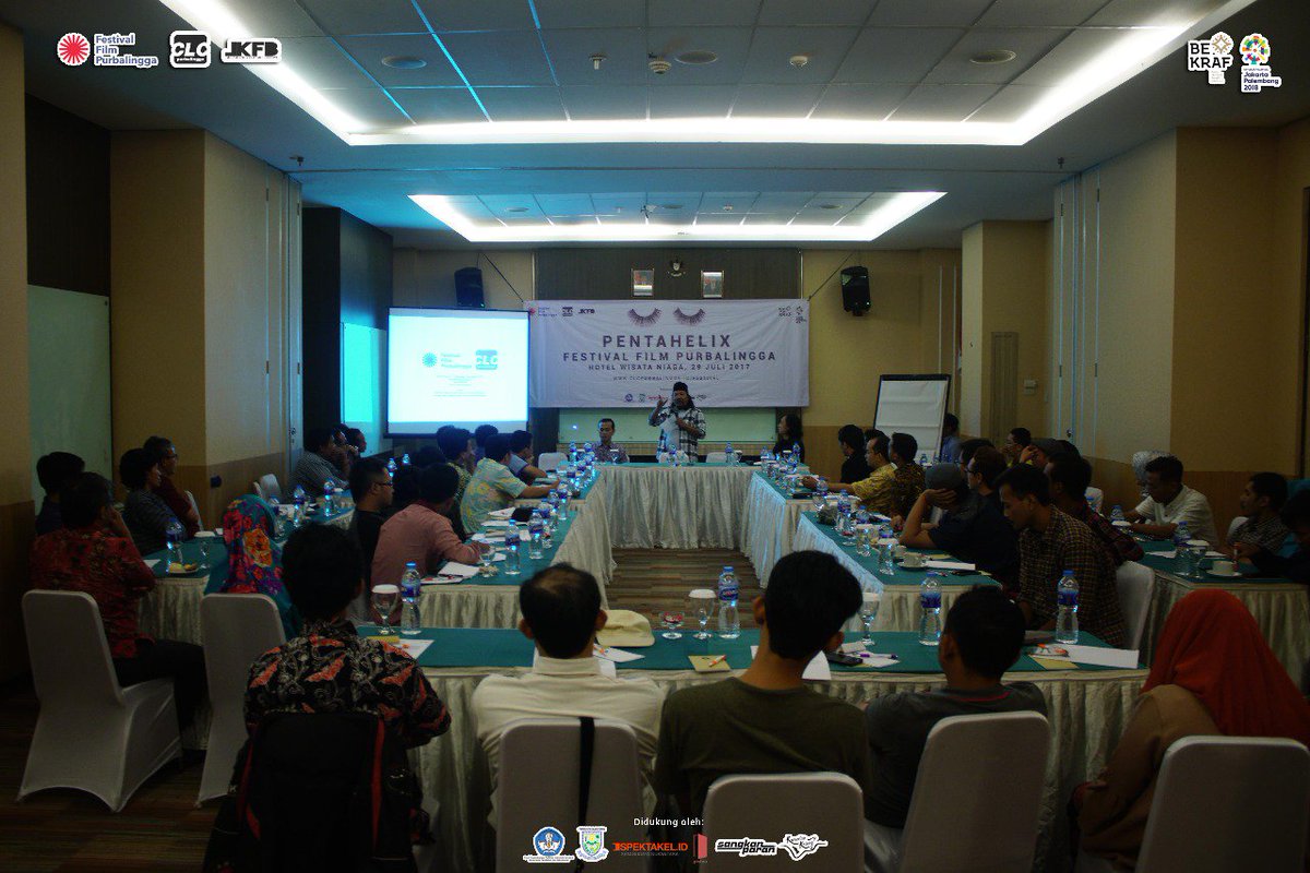 festfilmpbg's tweet photo. Pentahelix #FFP2017: ngobrol para pelaku Ekonomi Kreatif se-Banyumas Raya. @BekrafID @pusbangfilm @tasdipbg1 @tiwiwabup @dinkominfopbg https://t.co/XU5jGZiBOr
