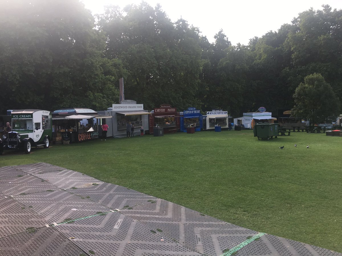 MainEvent_UK's tweet photo. Day 2 @RideLondon stop by in green park! #organic #food #pedigreegloucester 🌭🍔🍦🚴🏻 https://t.co/qaMZjKvbad