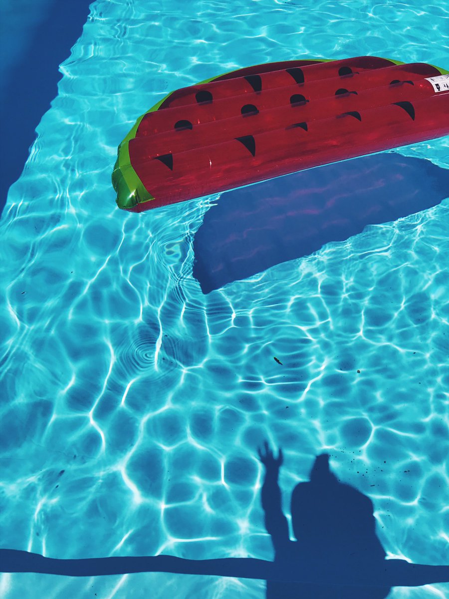 TBSDubai's tweet image. That feeling when it just floats further into the pool... 🍉 #stranded #poolfloats #watermelonfloat