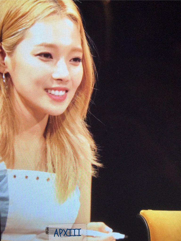 APXIII's tweet photo. #KARD #카드 #HOLAHOLA #1stFansign #OTM청담아트홀 #Somin talking to the fan she got a big pink box present from~ https://t.co/rvPQkvR2IR