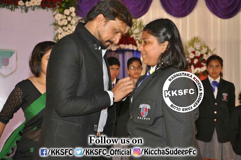 KicchaFans24x7's tweet photo. Exclusive pictures..๐๐๐
Namma @KicchaSudeep Anna with #Saanvi @iampriya06
#SchoolPerfect #ProudMoment
Follow >> @KKSFC_Official https://t.co/ujspPSt3sX