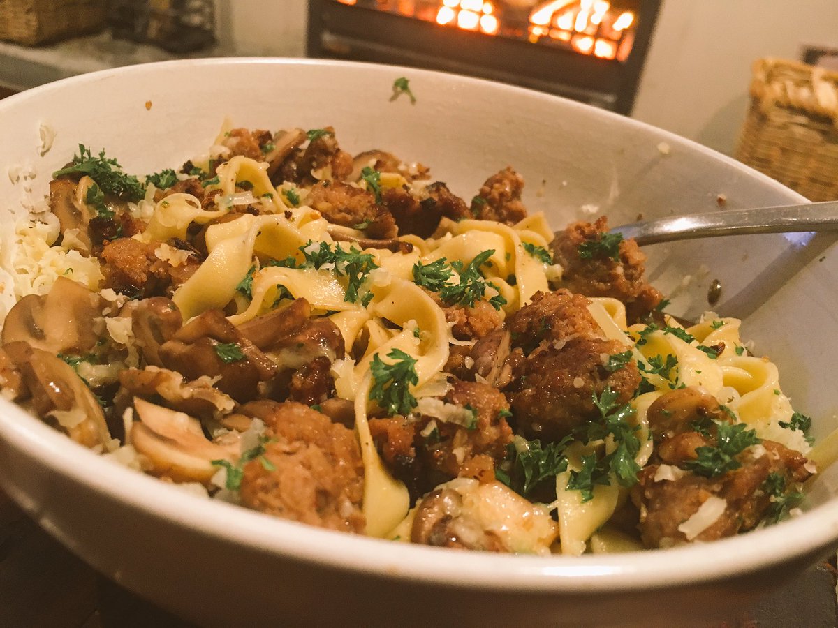 FastFreshTasty's tweet image. Wowser the @ProdigaDaughter pork and fennel sausages crumbled and tossed thru pasta with sliced parkvake mushrooms #heaven #eatlocal
