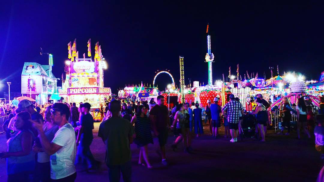Copyworksdesign's tweet photo. Medicine Hat Exhibition and Stampede 2017 #medicinehat #stampede #grounds #rides #lights #people #celebrate #food #games #cowboy #cowgirl https://t.co/SHHiLQmsk5