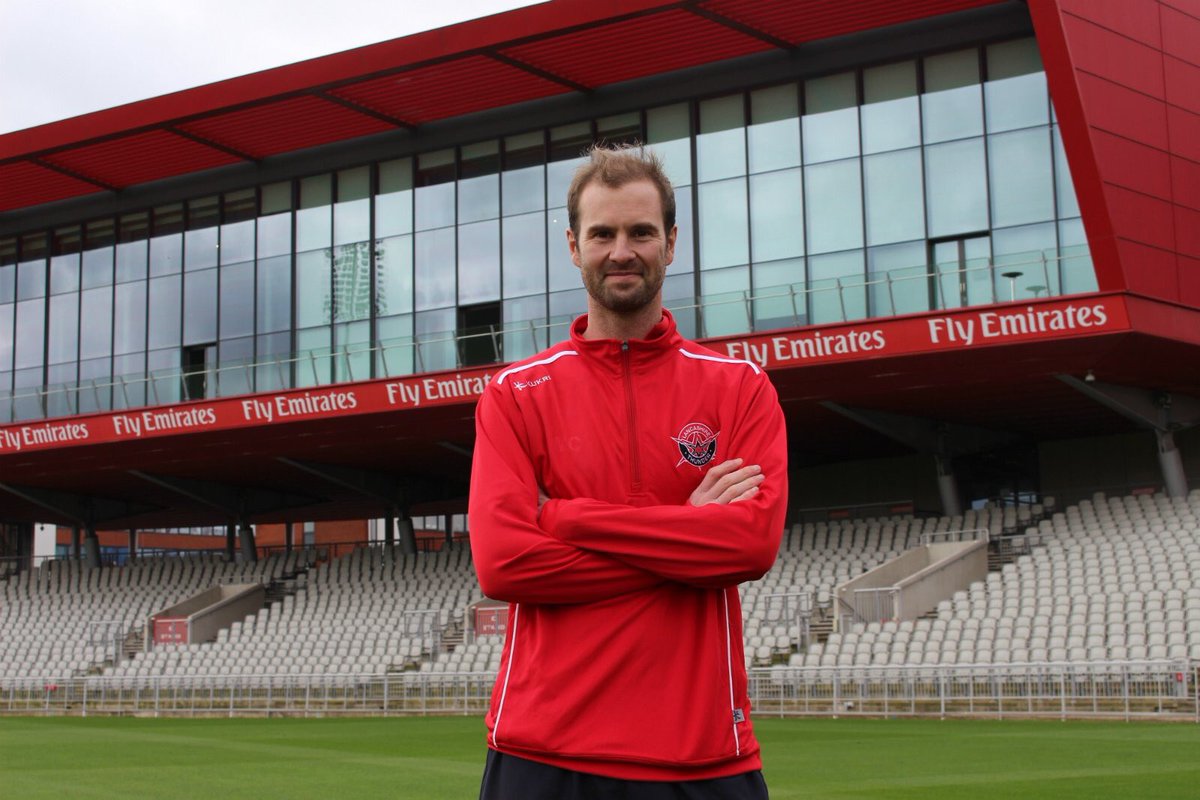 Delighted <a href="/Tcp24/">Tom smith</a> will be joining us on commentary today

🏏 @BearsT20 v <a href="/LancsCCC/">LancsCCC</a> 
 ⏰ 2.30pm
💻@BBCMancSports 
📻<a href="/BBCLancsSport/">BBC Sport Lancashire</a> 
📱<a href="/BBCSport/">BBC Sport</a> app