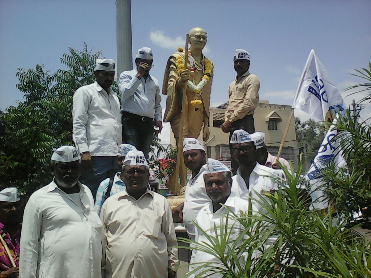 AAPKoppal's tweet photo. ಗಂಗಾವತಿಯ 31 ವಾರ್ಡುಗಳಲ್ಲಿ ಮೂಲಭೂತ ಸೌಕರ್ಯಗಳು ಒದಗಿಸಲು ನಗರಸಭೆ ಸಂಪೂರ್ಣ ವಿಫಲವಾಗಿದೆ. ಪ್ರತಿಭಟನೆಯ ಮೂಲಕ ಆಡಳಿತ ಮಂಡಳಿಗೆ ಮನವಿ ಸಲ್ಲಿಸಲಾಯಿತು @aapkaprithvi https://t.co/QYK47i8N4x