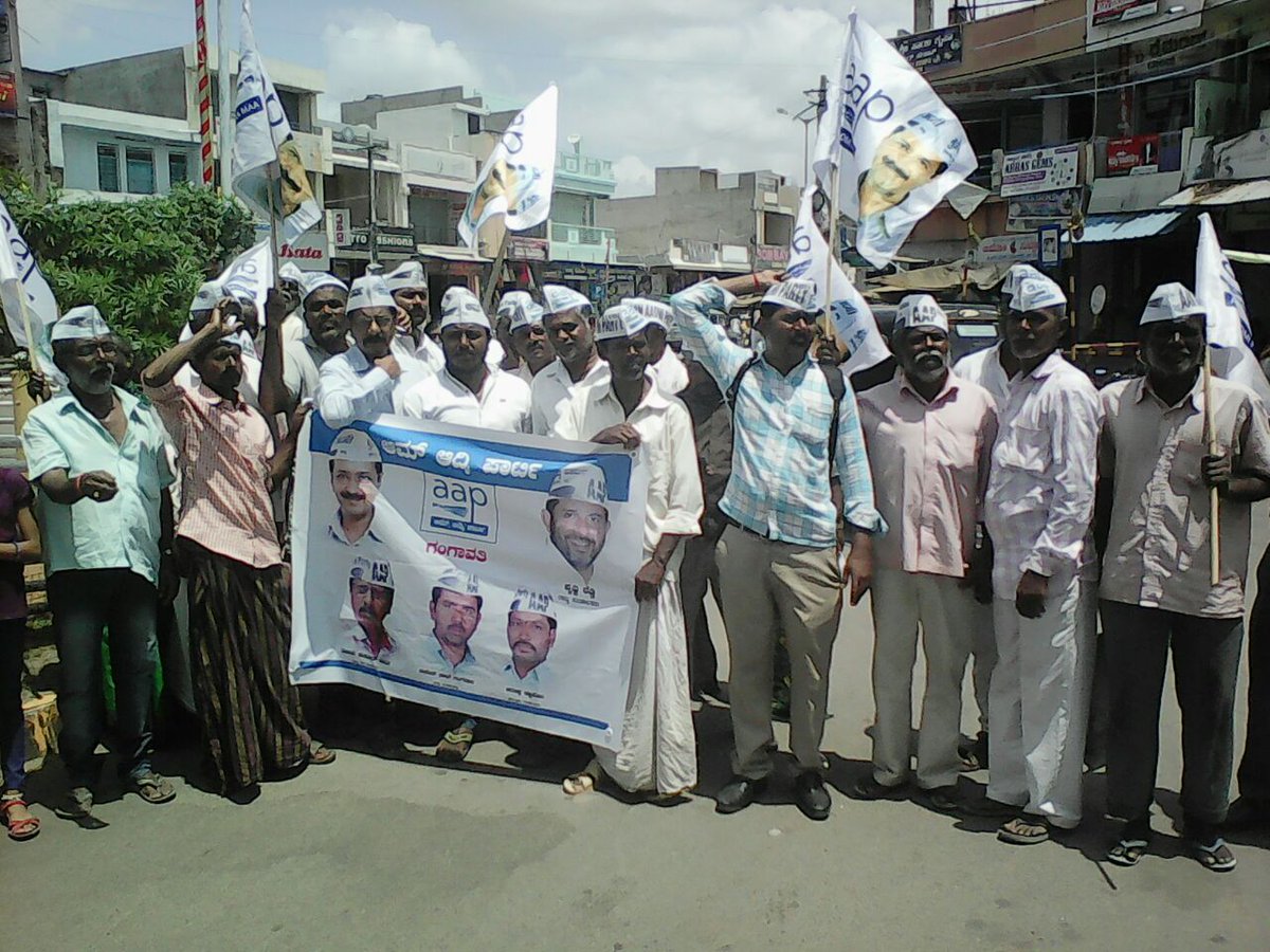 AAPKoppal's tweet photo. ಗಂಗಾವತಿಯ 31 ವಾರ್ಡುಗಳಲ್ಲಿ ಮೂಲಭೂತ ಸೌಕರ್ಯಗಳು ಒದಗಿಸಲು ನಗರಸಭೆ ಸಂಪೂರ್ಣ ವಿಫಲವಾಗಿದೆ. ಪ್ರತಿಭಟನೆಯ ಮೂಲಕ ಆಡಳಿತ ಮಂಡಳಿಗೆ ಮನವಿ ಸಲ್ಲಿಸಲಾಯಿತು @aapkaprithvi https://t.co/QYK47i8N4x