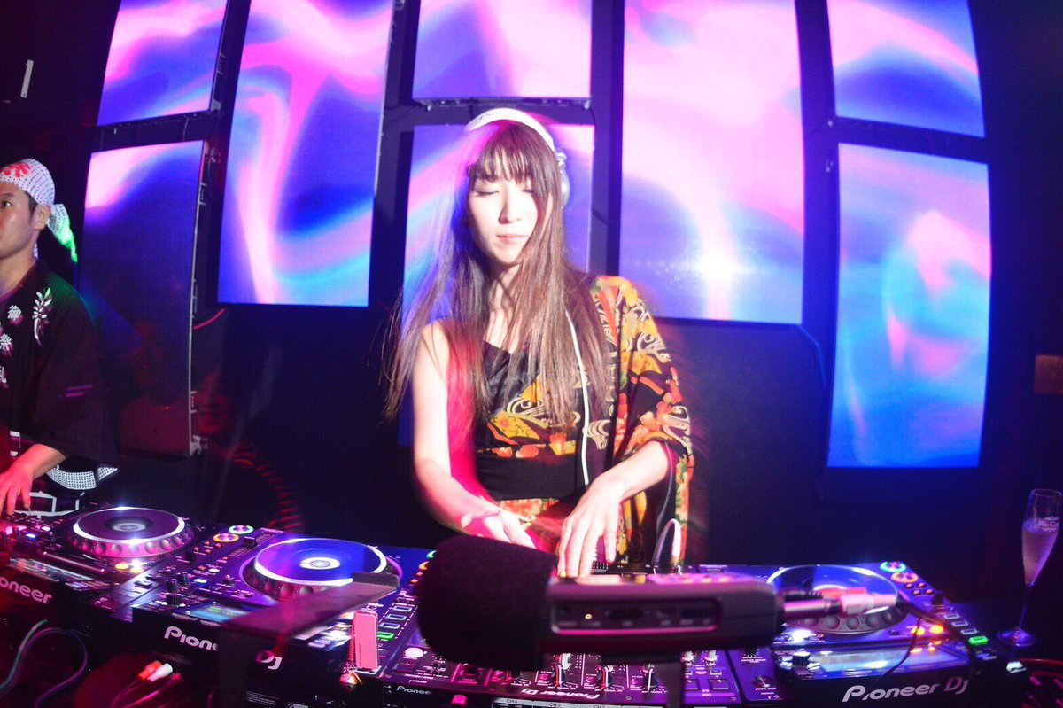 DJMikaKitten's tweet photo. Geisha Night👘🍶✨Techno × 和🎌🎍 @BARONosaka Photo📸 by @TOKKUN0317 #techno #techhouse #geishanight https://t.co/18If6KxOkB