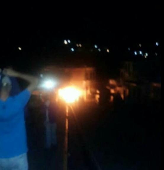 yoerli2017's tweet photo. #29Jl La Puerta #Valera "Resistencia" quema estación de policía. Enfrentamiento en este momento manifestantes "colectivos" y polícia 11:40pm https://t.co/t5Wr9Zi7MV