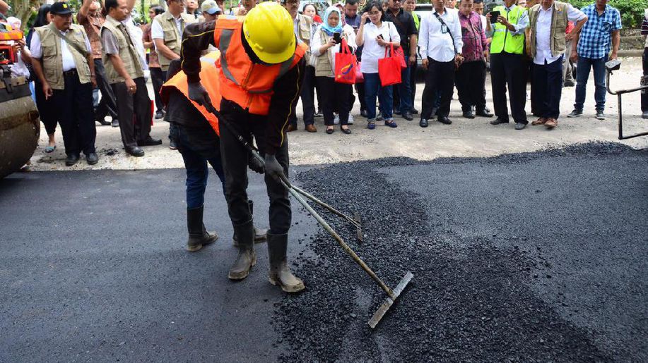 detikcom's tweet photo. Pemerintah Jokowi Sukses Sulap Sampah Plastik Jadi Aspal https://t.co/sBXPe7Iv0i via @detikfinance https://t.co/fhKqLxIoun