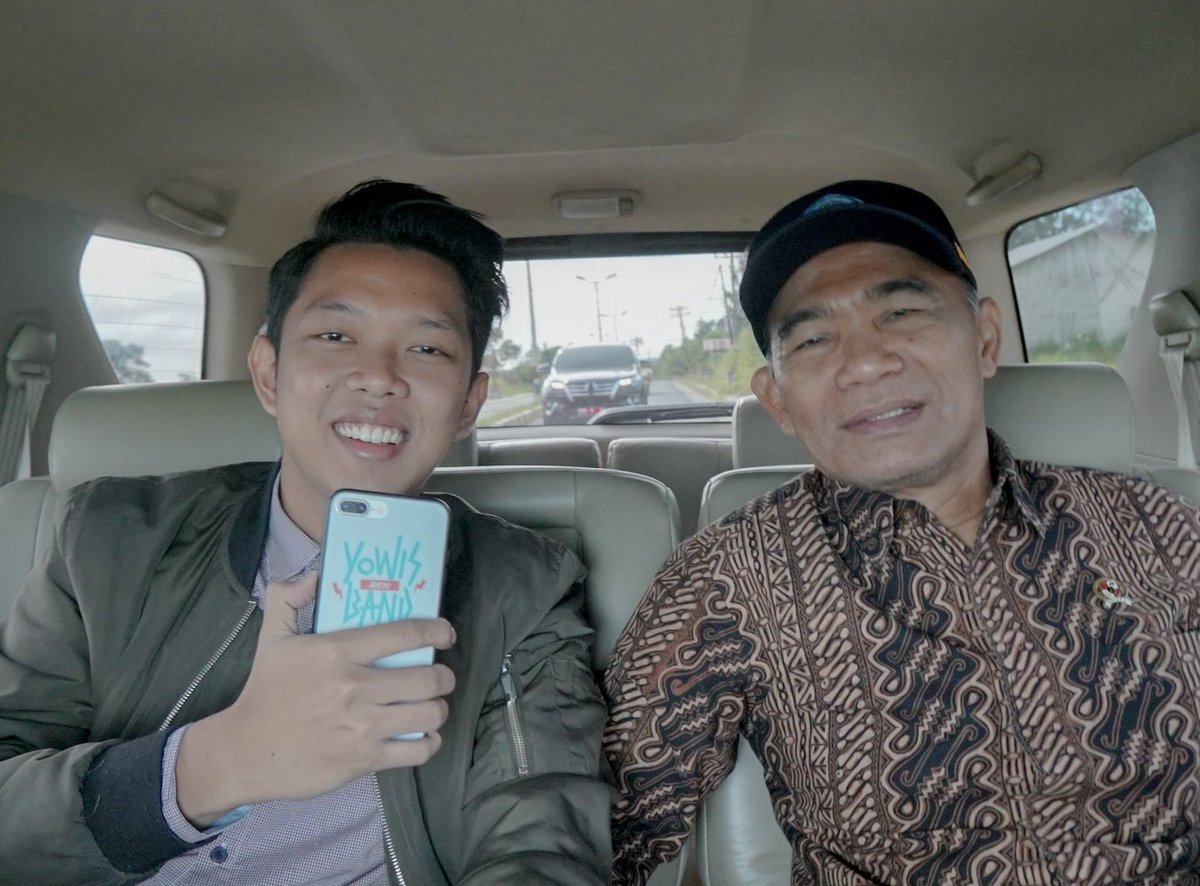 Moektito's tweet photo. Ngobrol dengan Pak Menteri Pendidikan dan Kebudayaan RI, Bapak Muhadjir Effendy. Tadi juga membahas dikit Yowis Band lho 😄 https://t.co/qo6VfOp2Ps