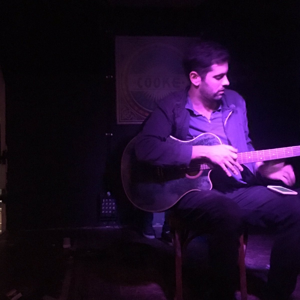 Sube un amigo de la casa, a improvisar, en el escenario. <a href="/SQuintana25/">Santiago Quintana</a>.