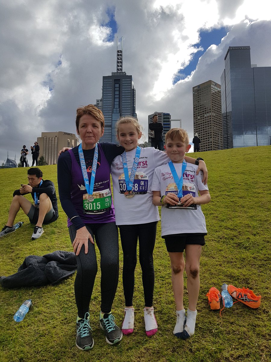 ddb76's tweet image. #RunMelbourne2017 thanks to Janet for pace making these two urchins around the 6K.