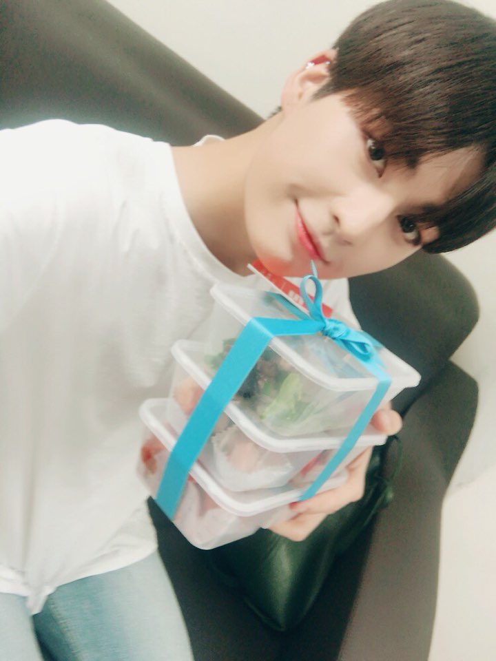 UP10TION's tweet photo. [#고결] 먹고 힘 낼게 고마워욧
[#샤오] 잘 먹을게요❤️  #The1st_TENSIONUP #PTA https://t.co/62SQANhGdt