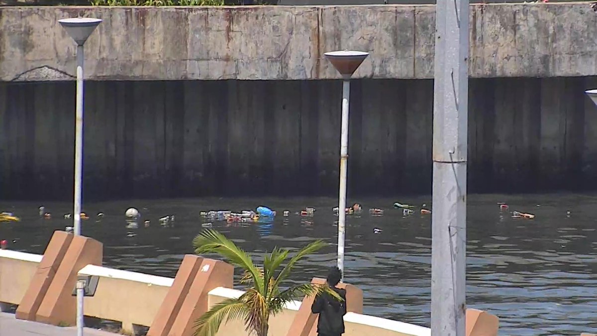 DiskominfoMks's tweet photo. 12:16. JANGAN BUANG SAMPAH KE LAUT, PLEASE 🙏 #CCTVDiskominfoMKS https://t.co/qv00ITIbGO