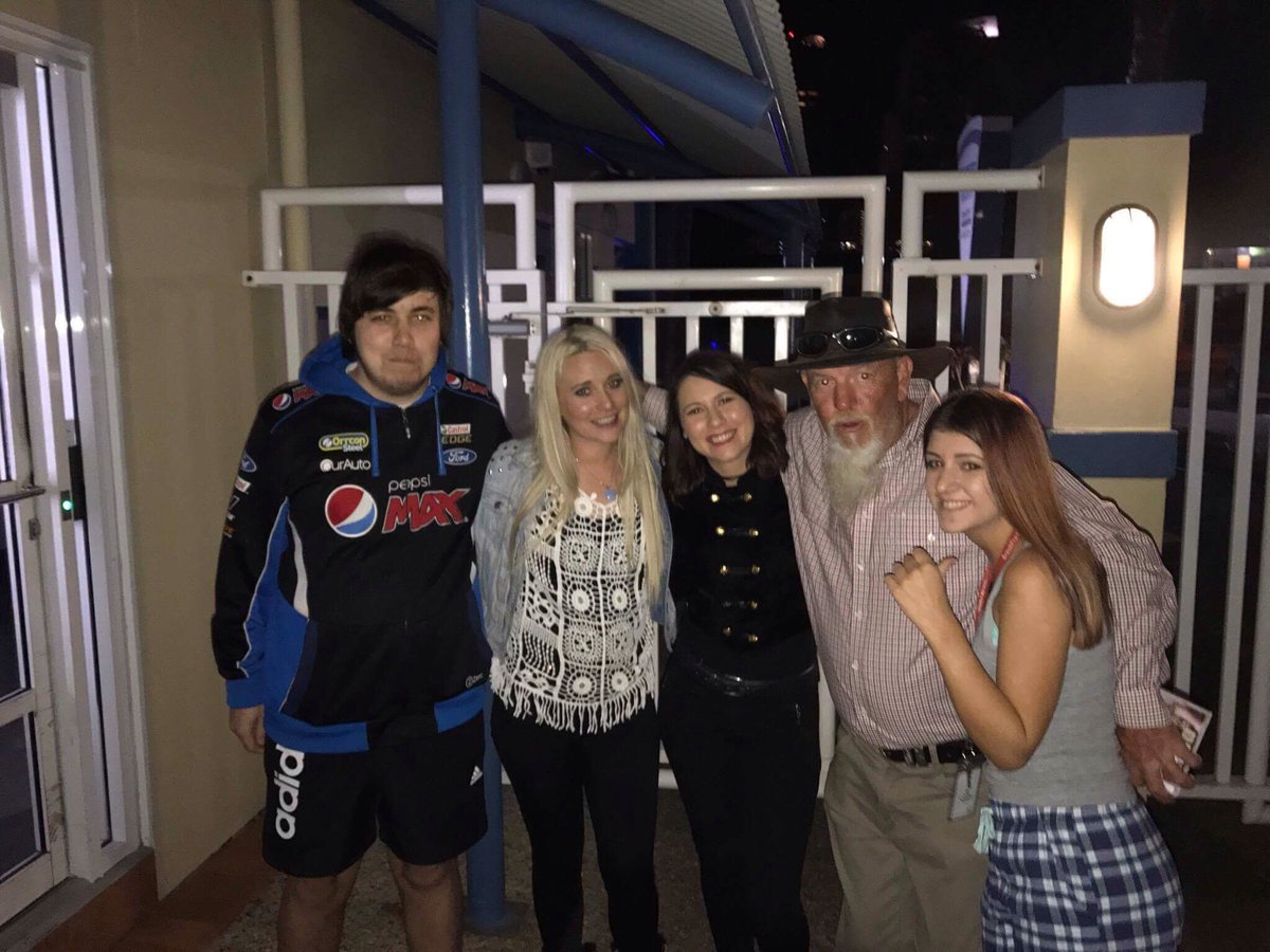 Ryanroxs01's tweet photo. Excuse my face. Love these girls! #SimmondsSisters #broadbeachcmf https://t.co/qYyUVo9ysQ