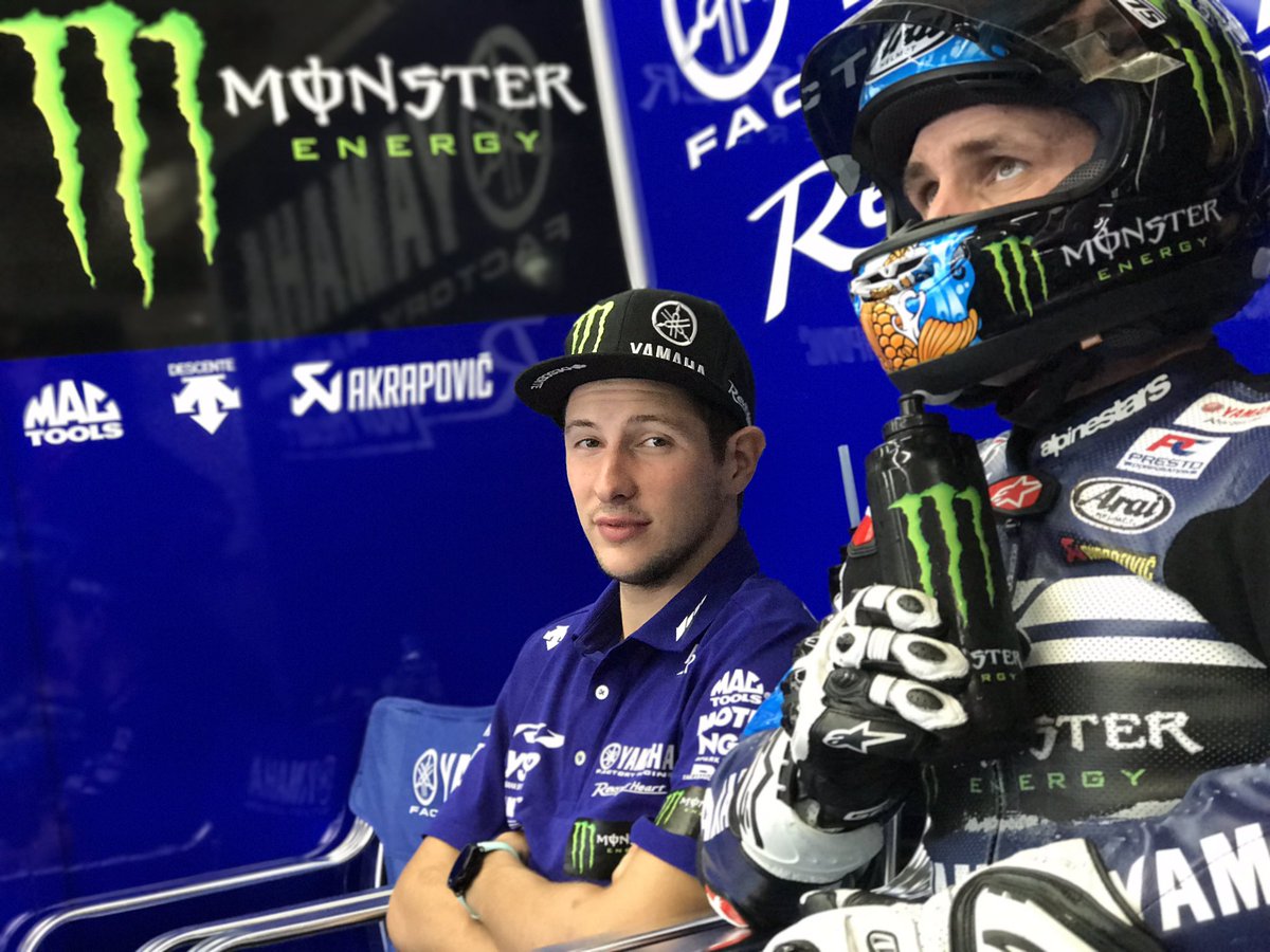yamaha_race's tweet photo. #鈴鹿8耐 あれっ？ 現在8番手のYART。ブロックがスタンバイ？。 https://t.co/HLcj1bYOjN